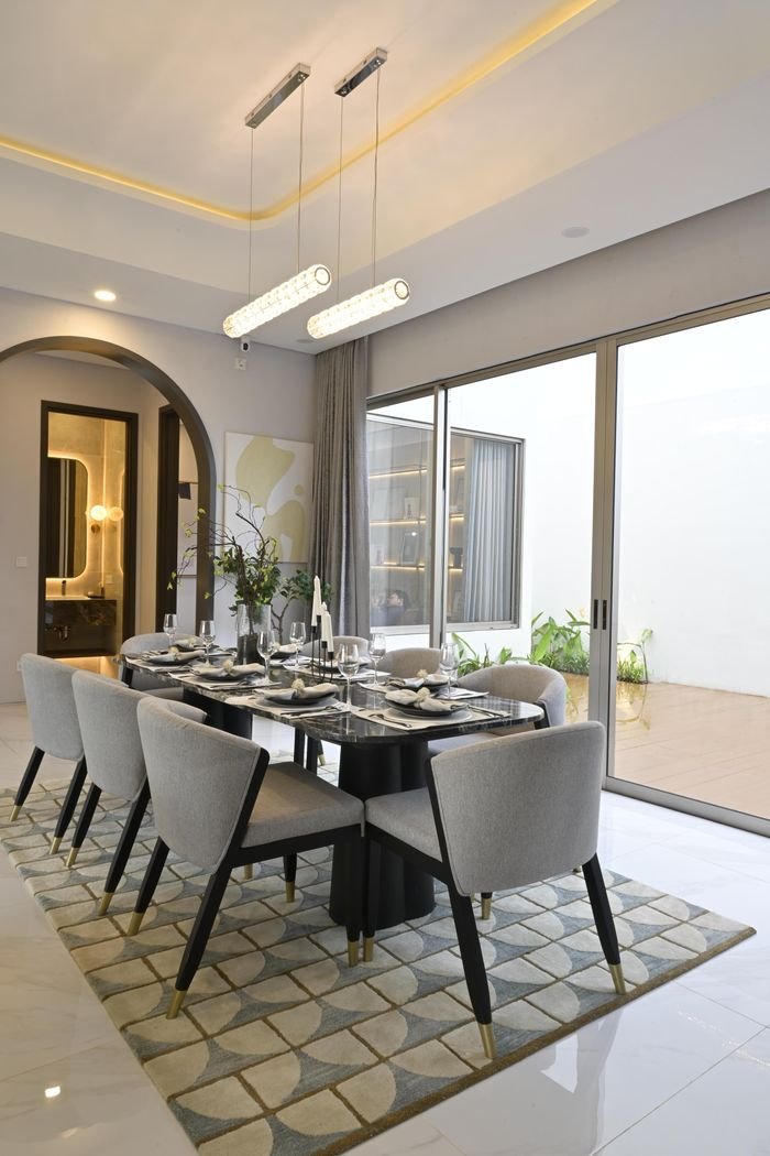 services-01 Luxurious dining room setup with elegant furniture, bright lighting, and contemporary decor.